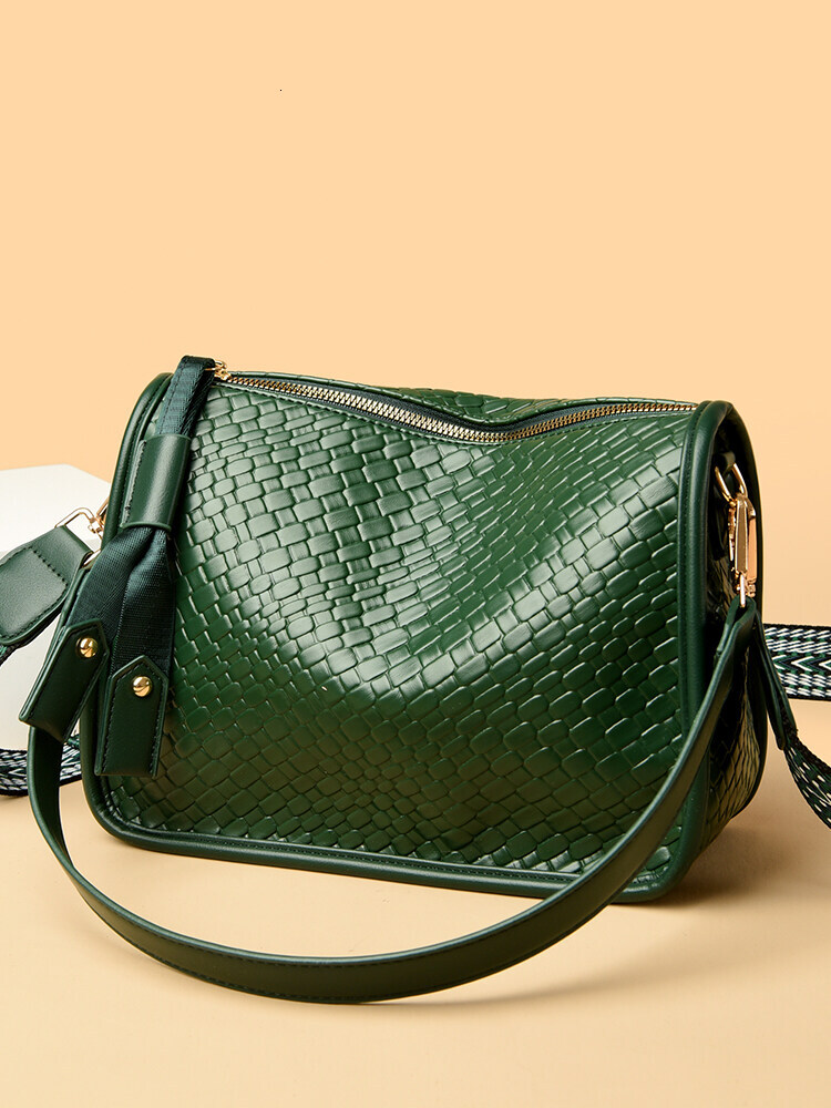 Fashionable Genuine Leather Shoulder Bag Casual Crossbody for Middle-aged Women with Zipper Closure and Soft Texture