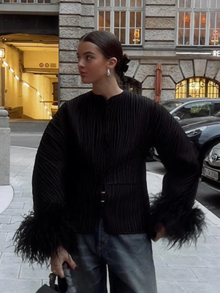 Elegant Black Spliced Feather Sleeved Womens Quilted Jacket Chic Crew Neck Lace Up Short Cotton Coat Lady Autumn Fashion Padded 240918