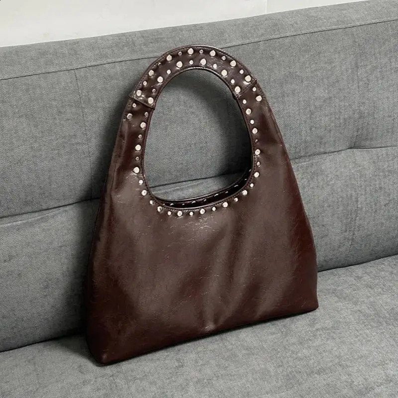 Retro Rivet Decorative Shoulder Bag Trendy European And American Motorcycle Oil Wax Leather Underarm Handbag For Women 240909