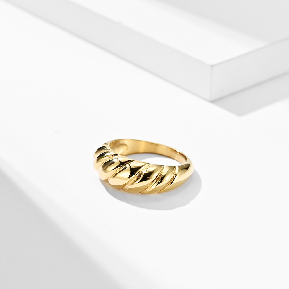 Jewelry European and American style stainless steel ladies bread ring ring wedding proposal couple ring Free shipping