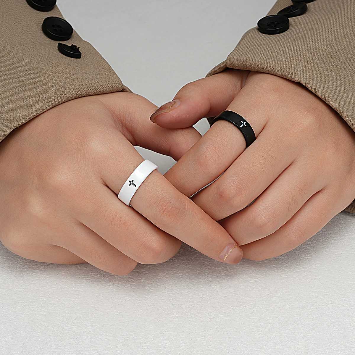 Black and White Couple Ring Set Simple Classic Mobius Strip Metal Rings for Women Men New Fashion Trend Jewelry Party Gifts 2024X240921