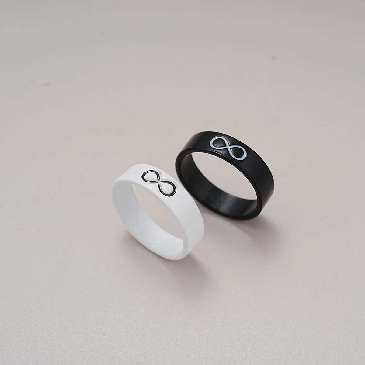 Black and White Couple Ring Set Simple Classic Mobius Strip Metal Rings for Women Men New Fashion Trend Jewelry Party Gifts 2024X240921