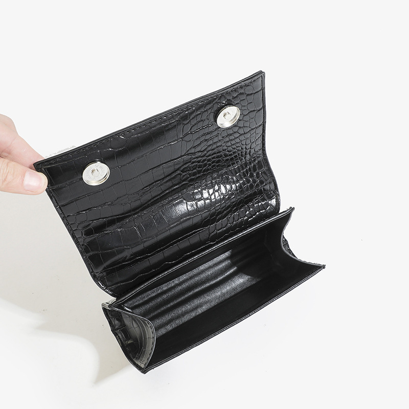 2025 Designer Women's magnetic buckle 3 open hand-held Small niche design Gothic style chain heart-shaped decoration versatile single shoulder di