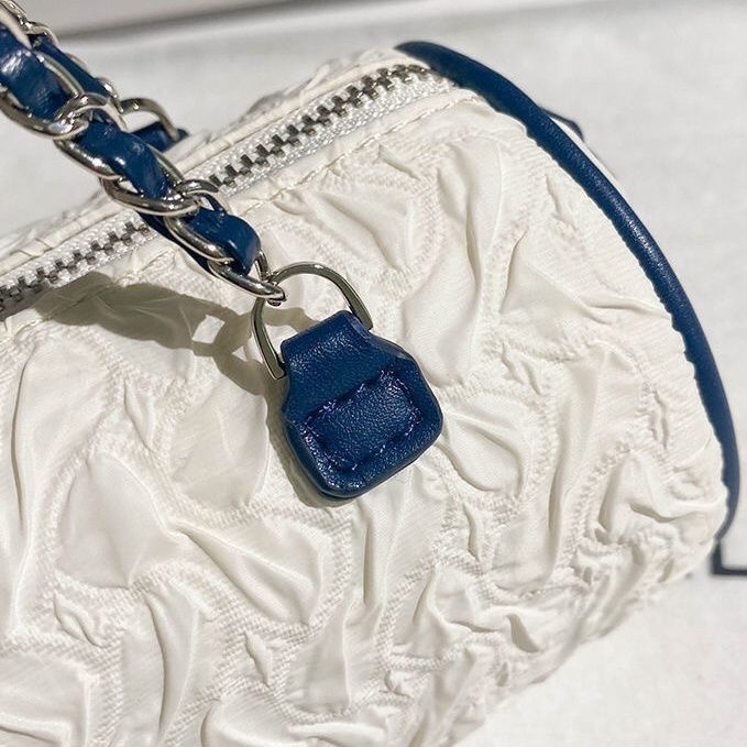 Fashionable and trendy high-end small round bag 2024 new pleated cylindrical bag chain shoulder bag
