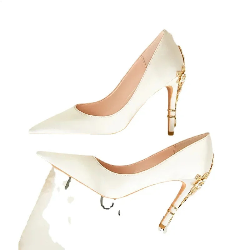 Womens metal flower fine high heels womens lightweight sexy fashionable wedding shoes corner toe satin single shoes 240919