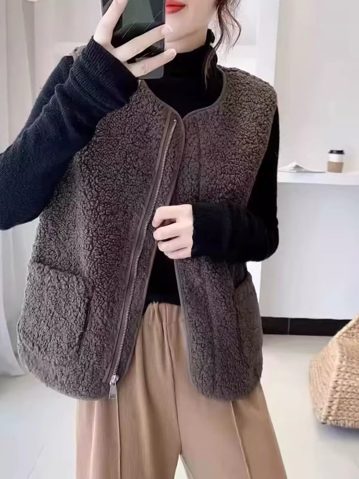 Autumn and winter new lamb plush vest coat retro vest women fur one tide vest thick.