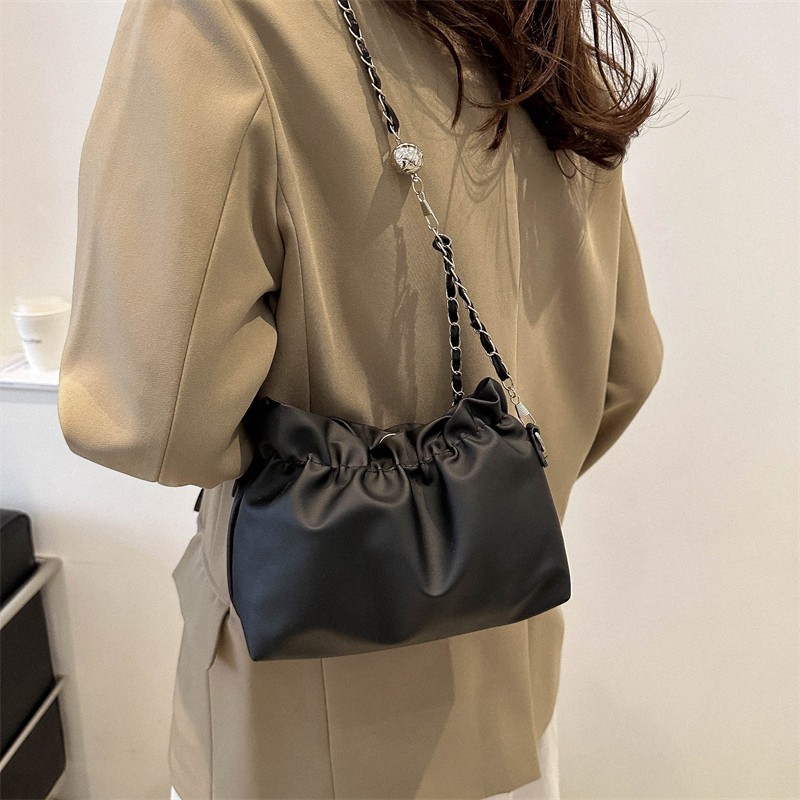 2025 Designer New chain 3 versatile shoulder 2024 spring Advanced pleated bucket bag