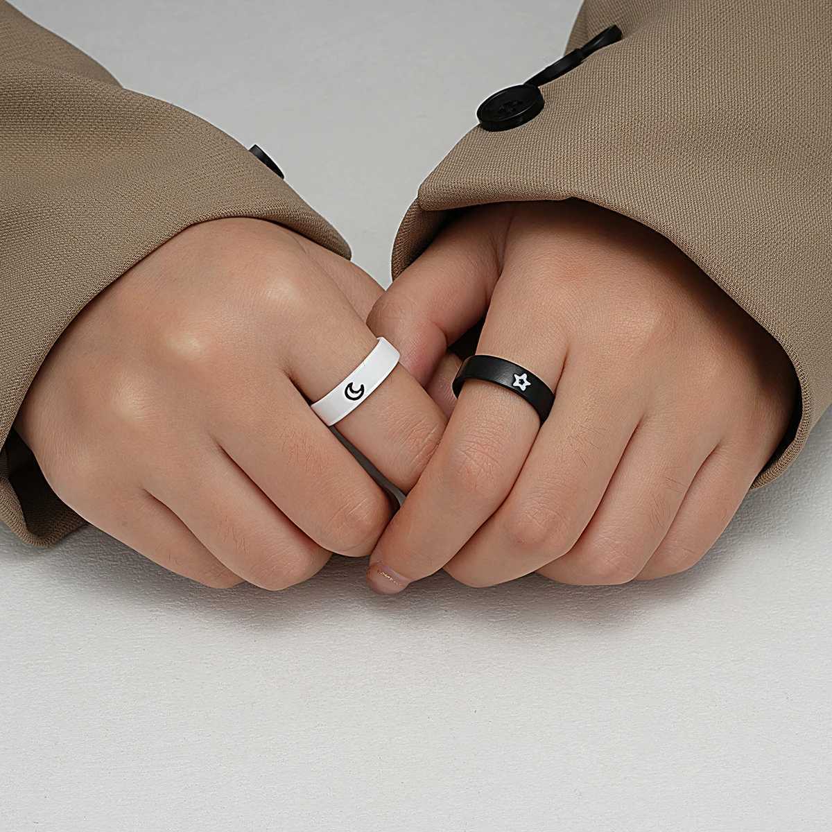 Black and White Couple Ring Set Simple Classic Mobius Strip Metal Rings for Women Men New Fashion Trend Jewelry Party Gifts 2024X240921