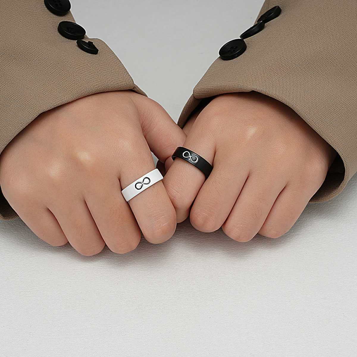 Black and White Couple Ring Set Simple Classic Mobius Strip Metal Rings for Women Men New Fashion Trend Jewelry Party Gifts 2024X240921