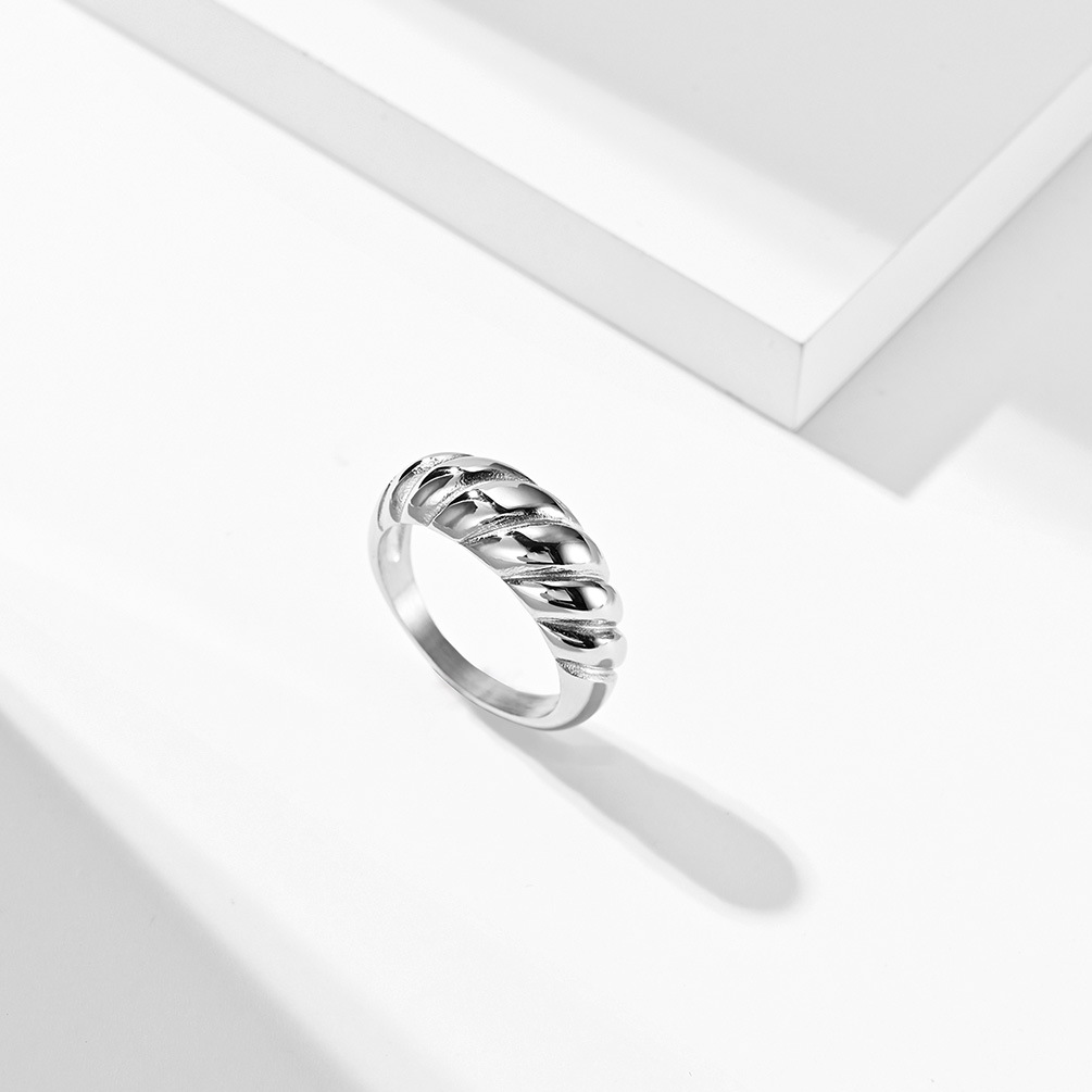 Jewelry European and American style stainless steel ladies bread ring ring wedding proposal couple ring Free shipping