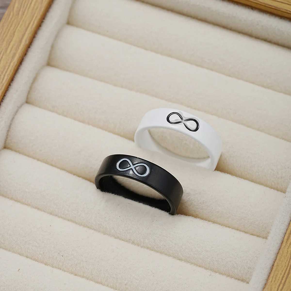 Black and White Couple Ring Set Simple Classic Mobius Strip Metal Rings for Women Men New Fashion Trend Jewelry Party Gifts 2024X240921