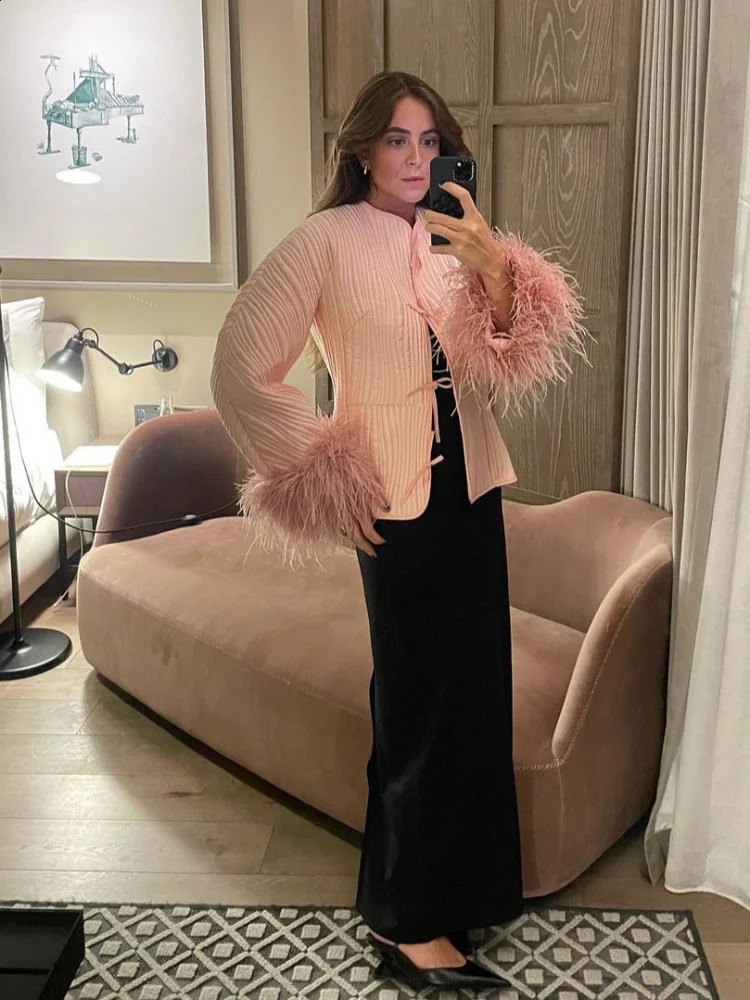 Elegant Black Spliced Feather Sleeved Womens Quilted Jacket Chic Crew Neck Lace Up Short Cotton Coat Lady Autumn Fashion Padded 240918
