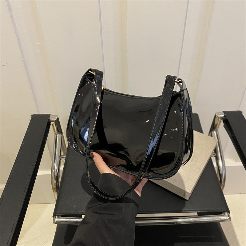 2025 Designer 2024 Retro 3 Summer Handheld Stylish Underarm Bag Lacquer leather solid color glossy surface stick bag