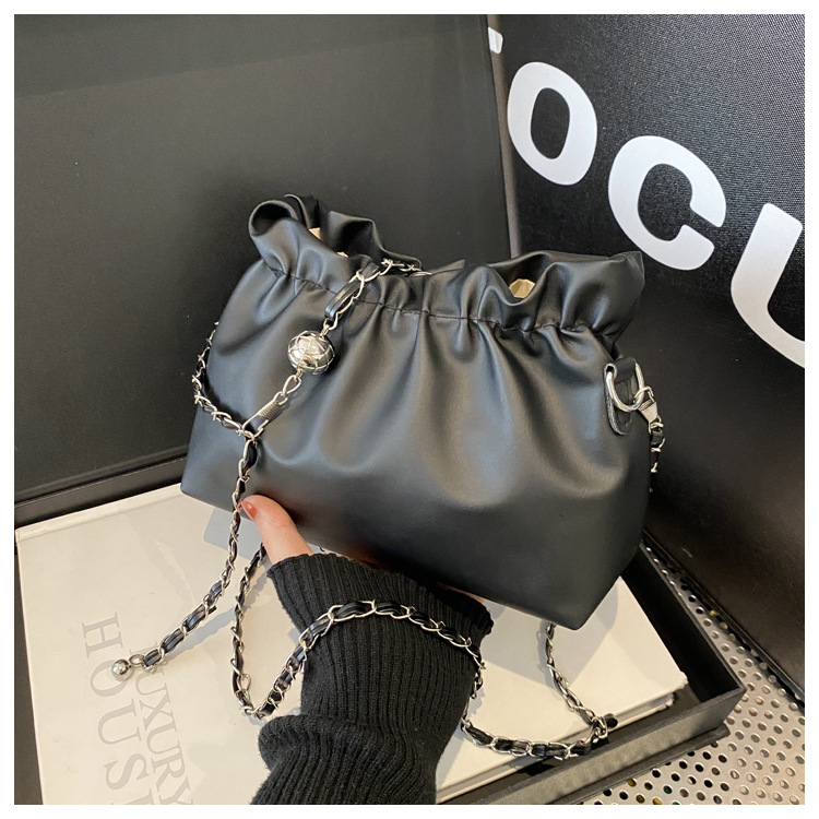2025 Designer New chain 3 versatile shoulder 2024 spring Advanced pleated bucket bag