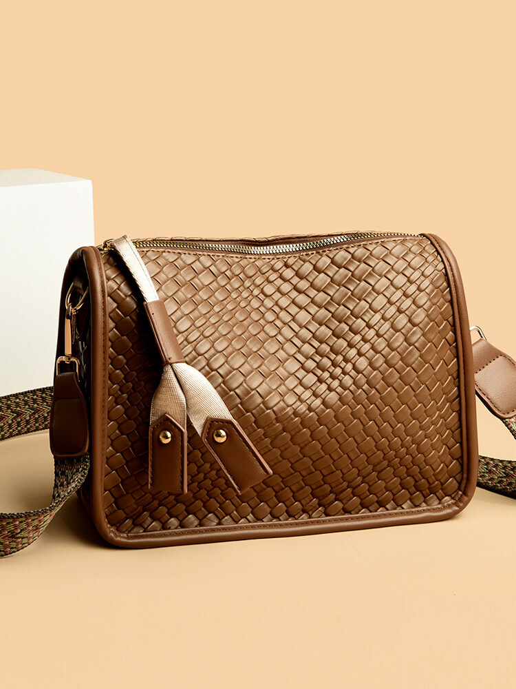 Fashionable Genuine Leather Shoulder Bag Casual Crossbody for Middle-aged Women with Zipper Closure and Soft Texture