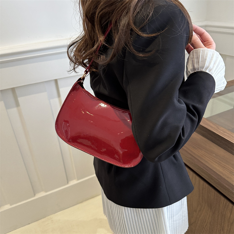 2025 Designer 2024 Retro 3 Summer Handheld Stylish Underarm Bag Lacquer leather solid color glossy surface stick bag
