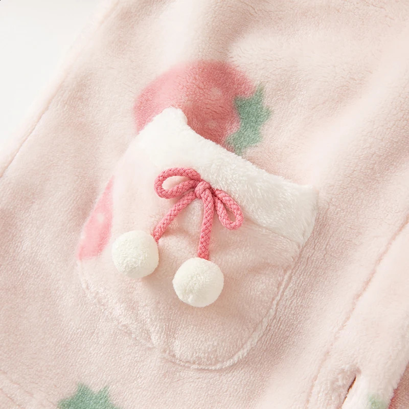 Dave Bella Children Warm Pajamas Set Winter Girl Sleepwear Strawberry Print Baby Nightwear Kids Pyjamas Set DB4224614 240911