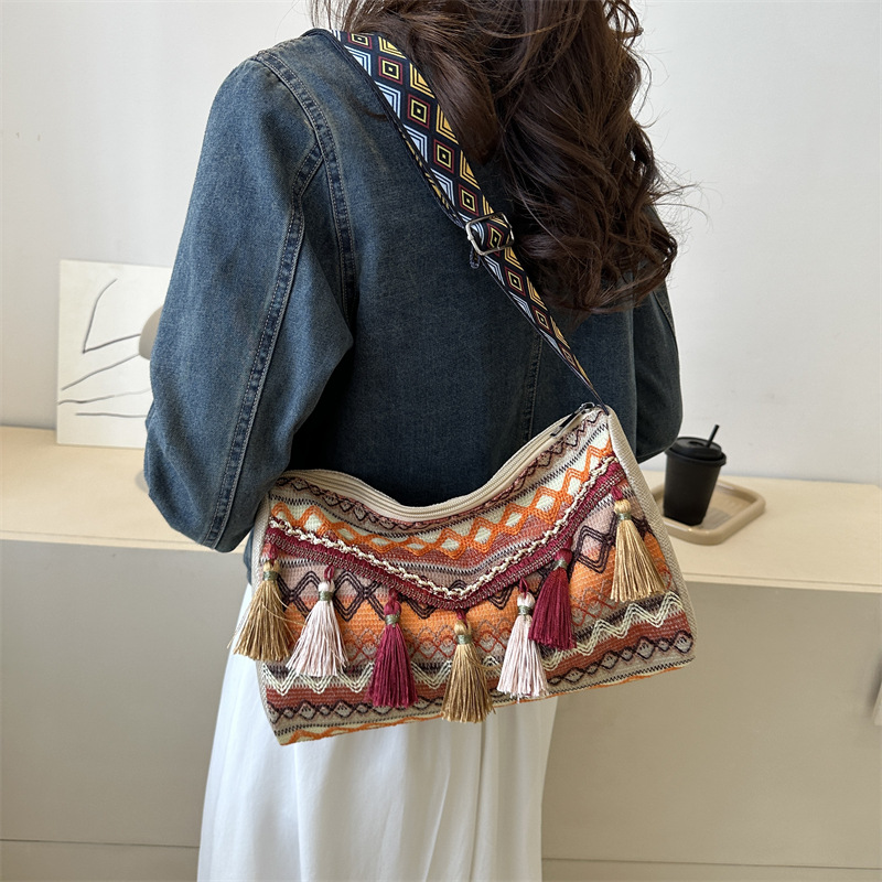Tassel fashion Personalized leisure large capacity commuting women's versatile shoulder bag e56e