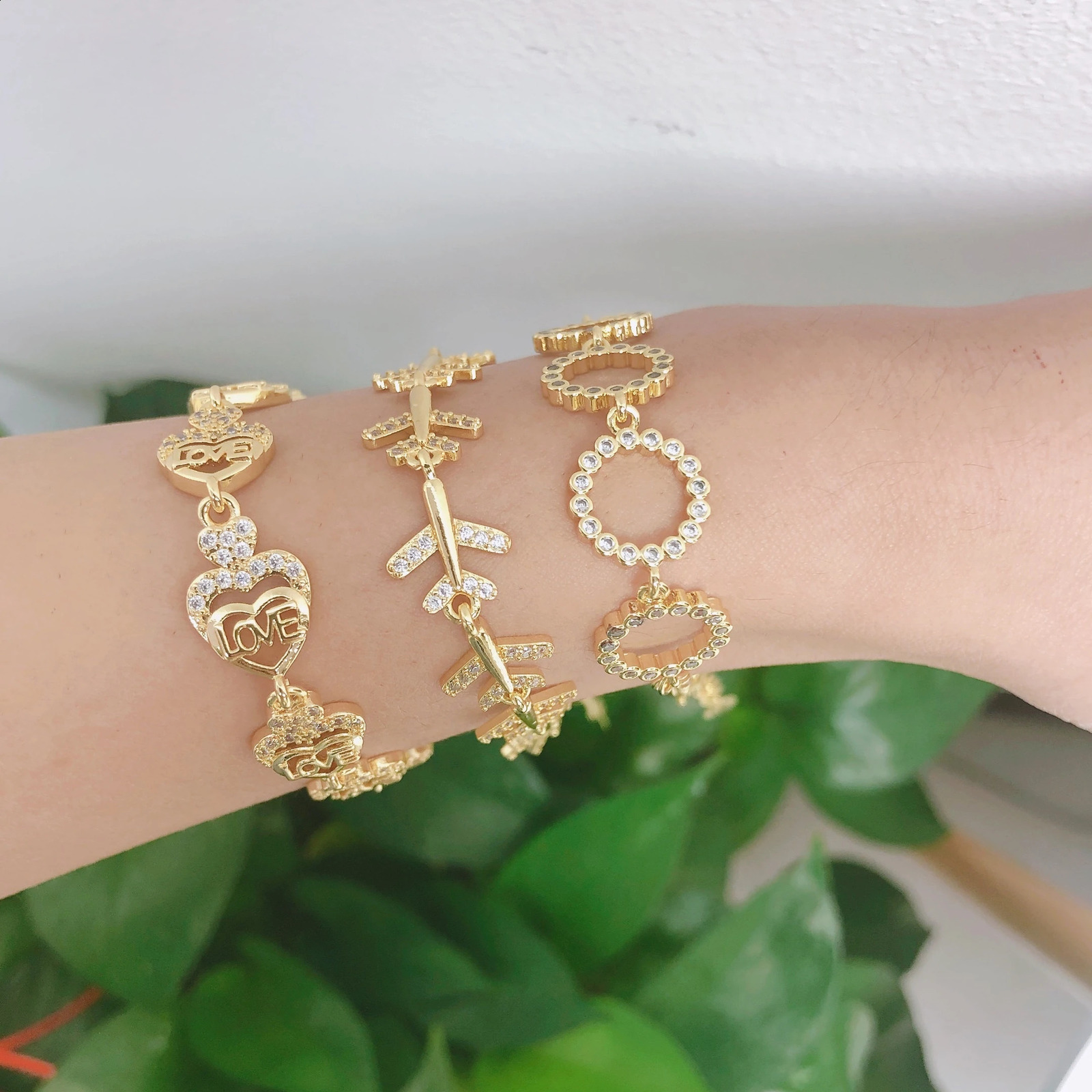 Simple and stylish Korean style gold-plated brass jewelry CZ zircon love letter circular airplane bracelet 240921