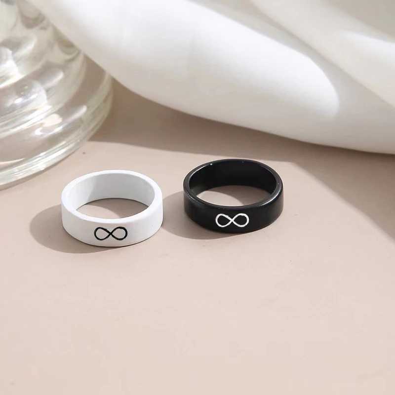 Black and White Couple Ring Set Simple Classic Mobius Strip Metal Rings for Women Men New Fashion Trend Jewelry Party Gifts 2024X240921