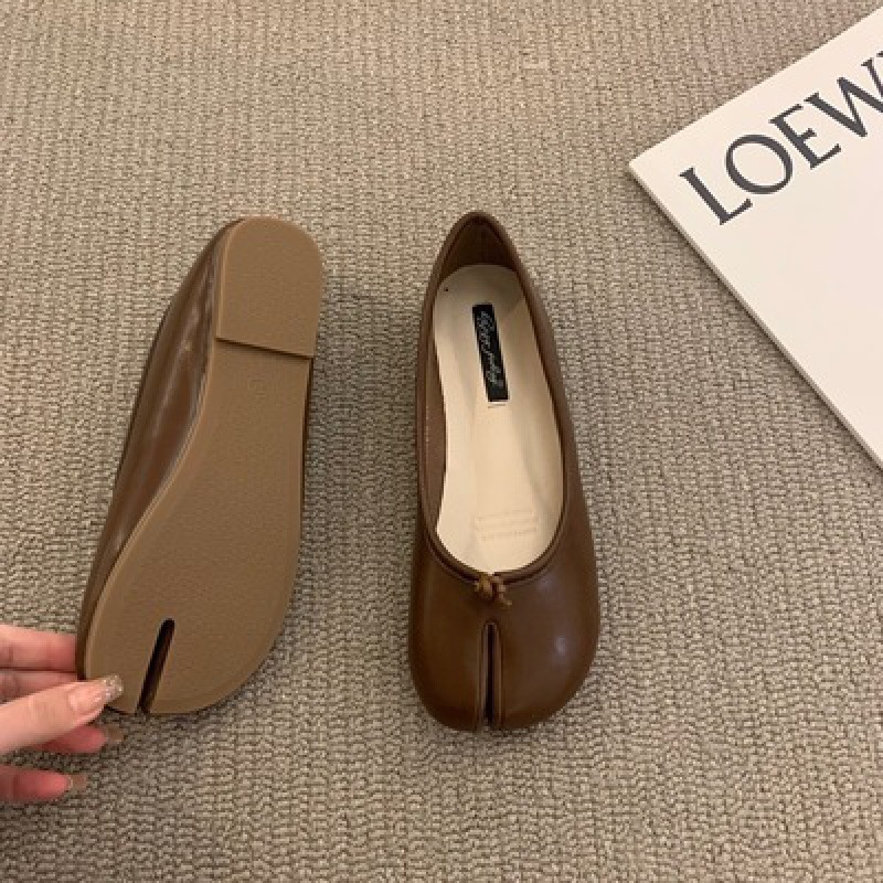 Korean version of one legged red split toe pig hooves, horse hooves, bean shoes, flat bottomed new shallow mouthed ladybug shoes