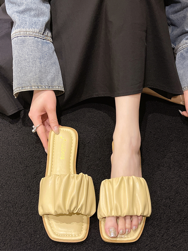 New designer slippers Slippers for women summer wear 2024 new pleated fairy style flat bottomed straight drag French low heeled beach sandals