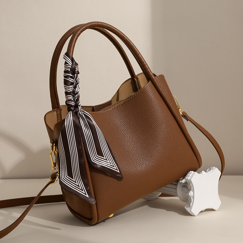 Designer's light luxury high-end texture handbag 2025 new vegetable basket fashion shoulder bag crossover bucket bag with zipper crossbody bag