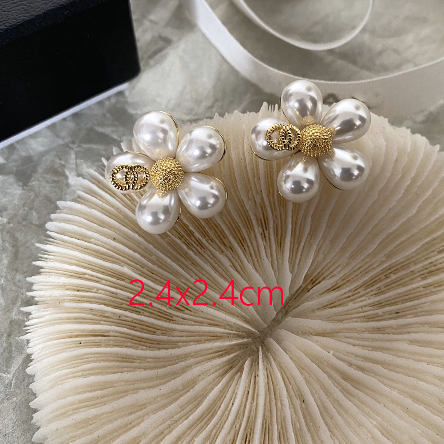 Never Fading Round Designer Ear Stud Earrings Pearl Real Gold Brass Copper Stamp Letter Earring Fashion Womens Elegance Wedding Party Classic Jewelry Accessories