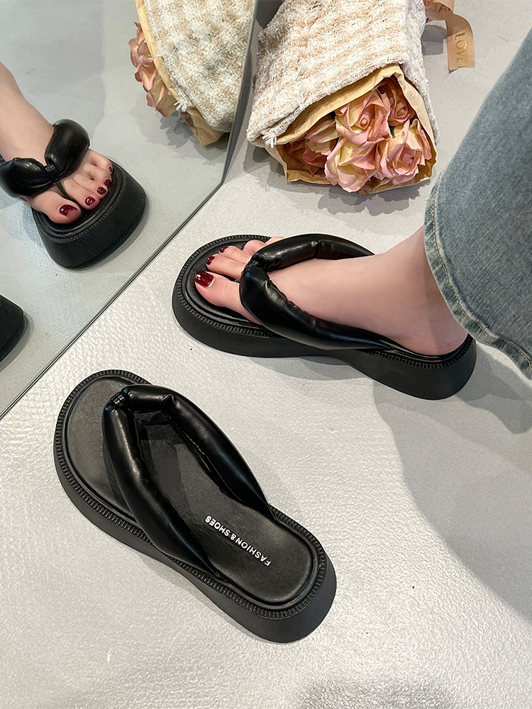 New designer slippers luxury sandals Thick soled flip ps for women's Instagram trend 2024 new summer wear black versatile beach sandals