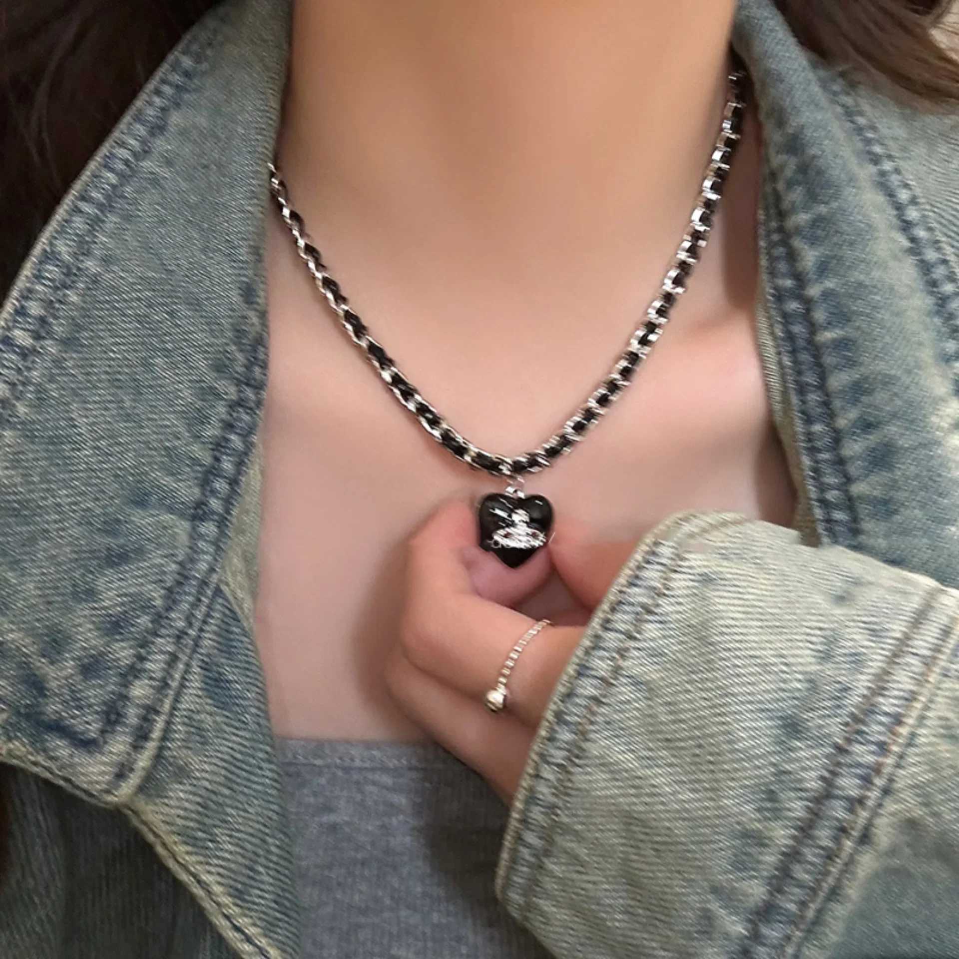 Pendant Necklaces Elegant High-end Feel Black Heart Mars Necklace Womens Sweet Cool Lockbone Chain Knitted Necklace Sweater Chain J240923