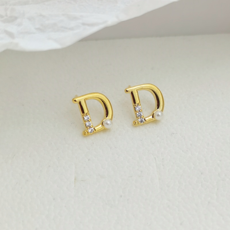 Creative letter D earrings 925 silver pin with diamonds and pearls senior sense of earrings female fashion personality niche design sense