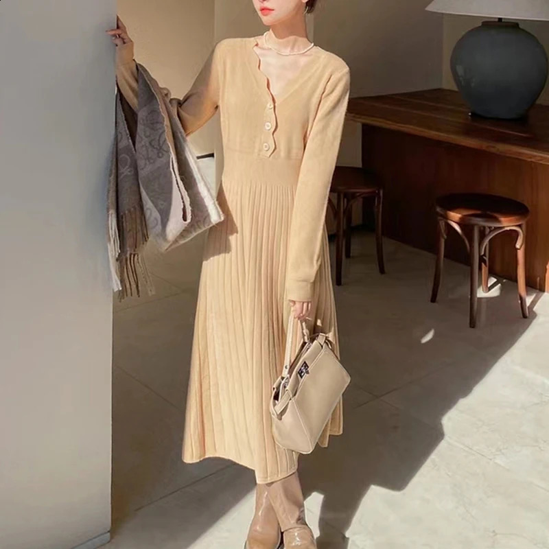 2024 Elegant and Sweet AutumnWinter Casual Womens Sweater Dress Korean Slim fit Horn Big Swing V-neck Long Sleeve 240913