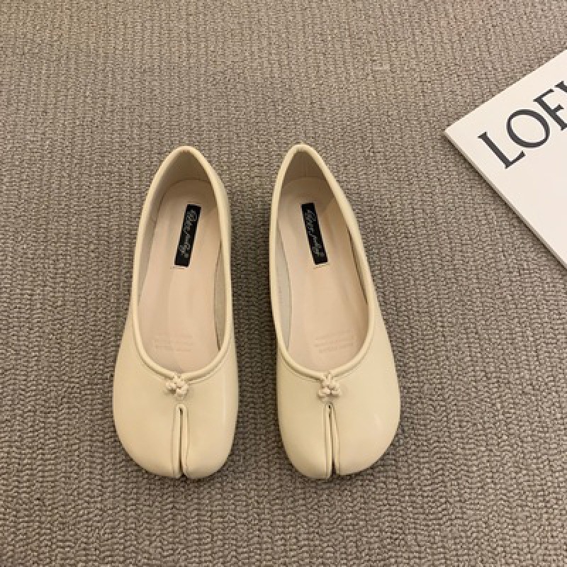 Korean version of one legged red split toe pig hooves, horse hooves, bean shoes, flat bottomed new shallow mouthed ladybug shoes