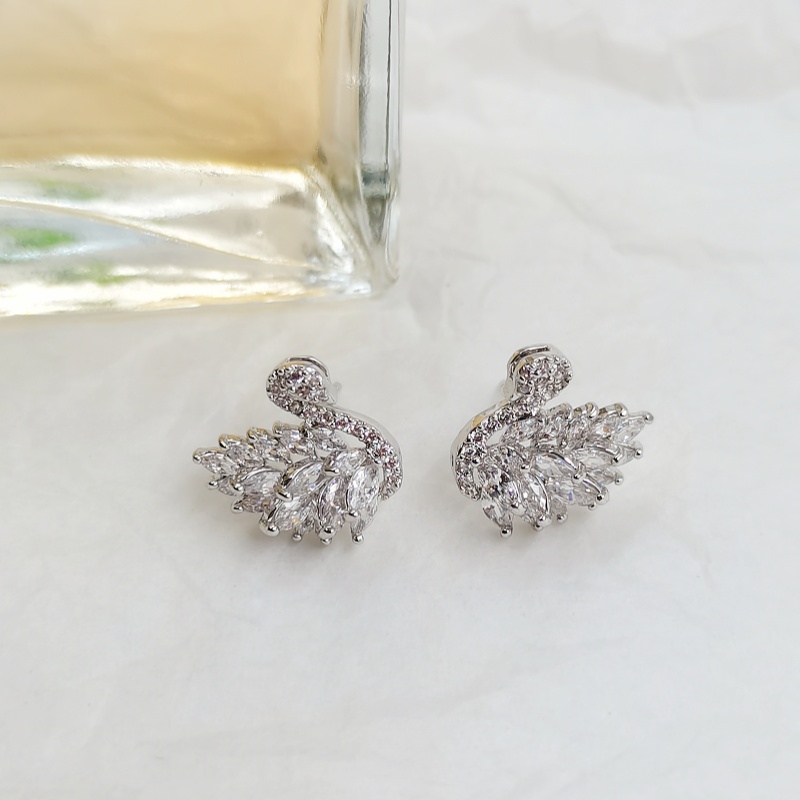 Earring for woman swan shaped zirconium stud earrings with gold-plated copper body and design for high quality and luxury earrings