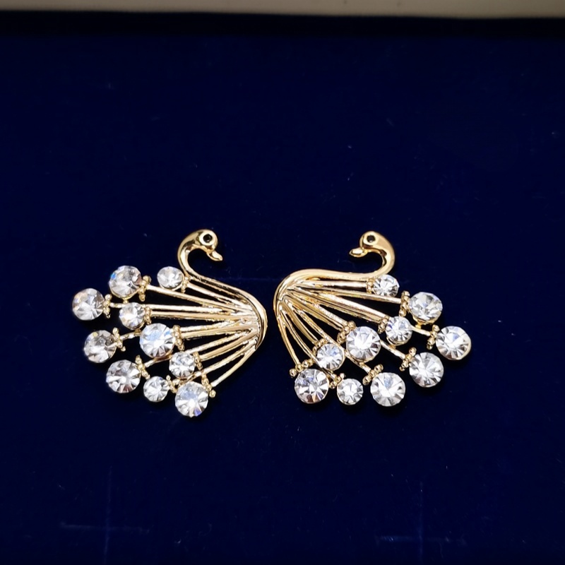 Earring swan shaped zirconium stud earrings with gold-plated copper body and design for high quality and luxury earrings