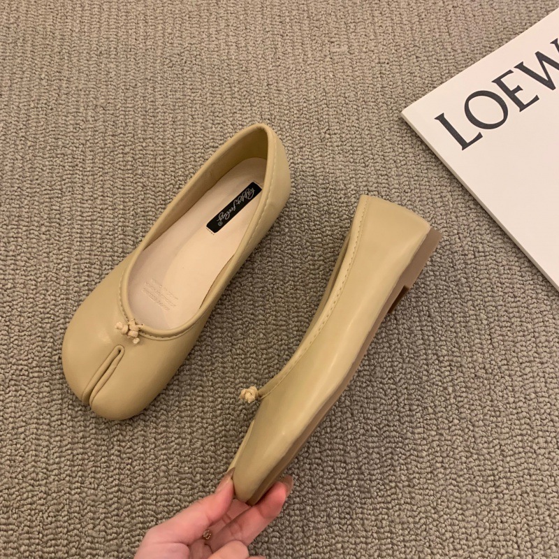 Korean version of one legged red split toe pig hooves, horse hooves, bean shoes, flat bottomed new shallow mouthed ladybug shoes