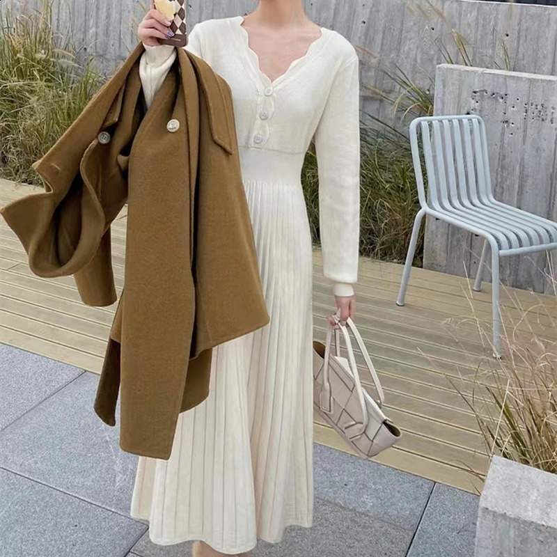 2024 Elegant and Sweet AutumnWinter Casual Womens Sweater Dress Korean Slim fit Horn Big Swing V-neck Long Sleeve 240913