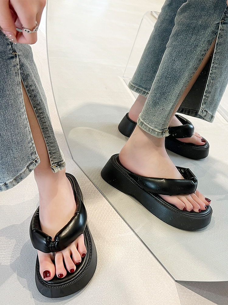 New designer slippers luxury sandals Thick soled flip ps for women's Instagram trend 2024 new summer wear black versatile beach sandals