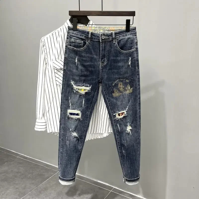 Tear and tear mens printed jeans broken graphic holes casual softness of Trouser K-pop style regular gothic bag mens jeans 240921