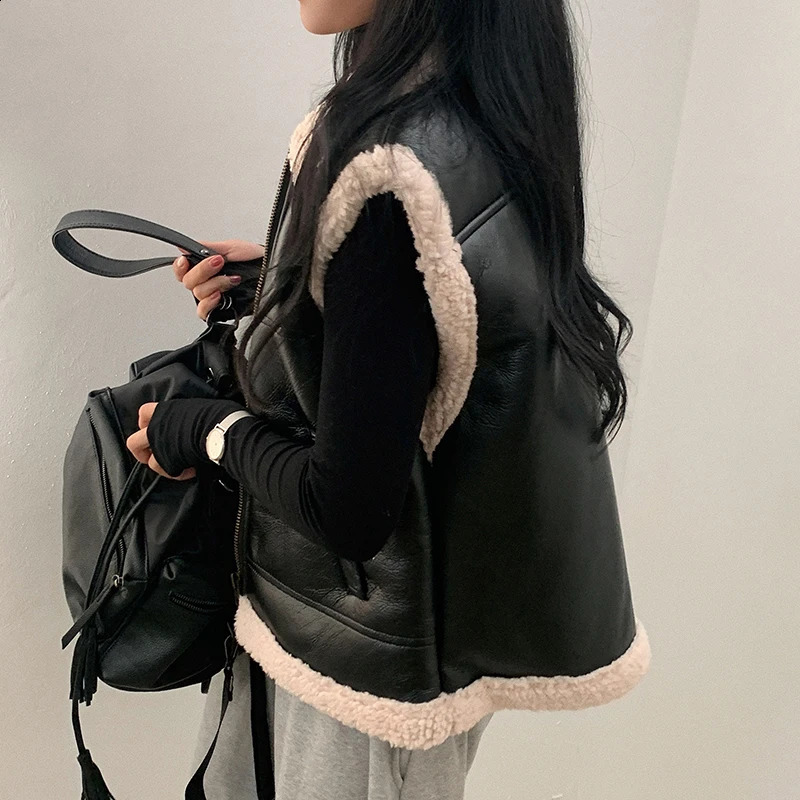 Vintage Pu Leather Vest Women Lamb Wool Sleeveless Jackets Black Waistcoat Winter Streetwear Motorcycle Coats Patchwork Outwear 240918