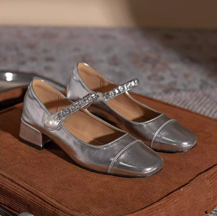 2025 S Fashion Designer Women High Chunky Heel France Gentle Style Vintage Versatile Design Sense Trendy Shoes Triple Sier Free Shipping