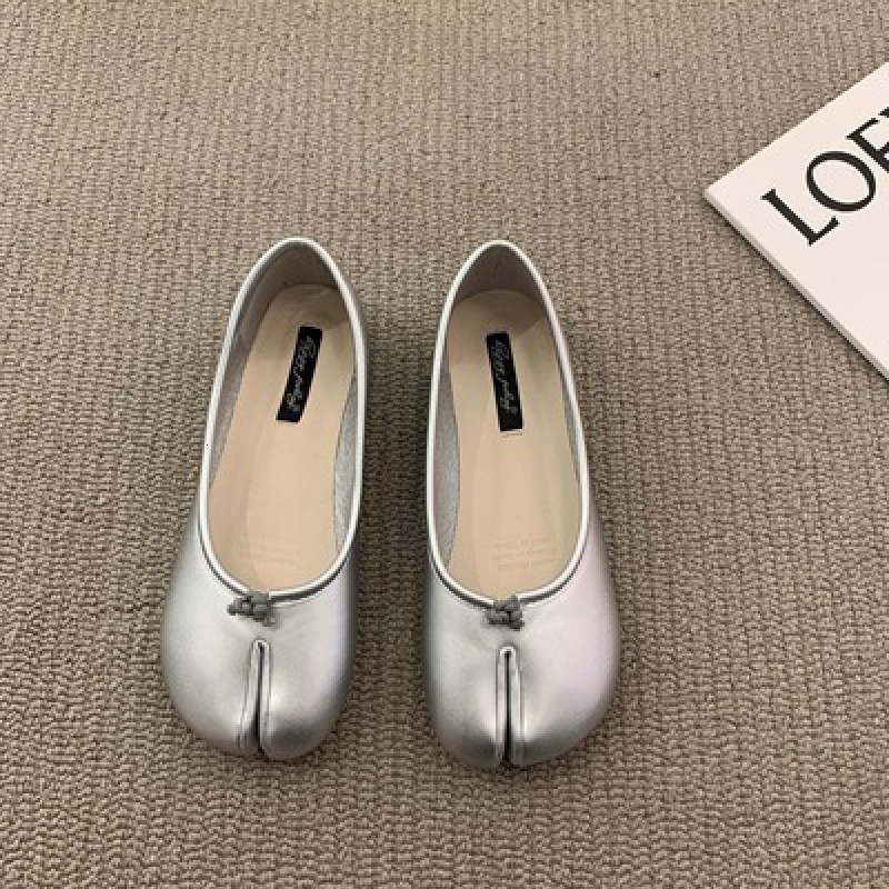 Korean version of one legged red split toe pig hooves, horse hooves, bean shoes, flat bottomed new shallow mouthed ladybug shoes