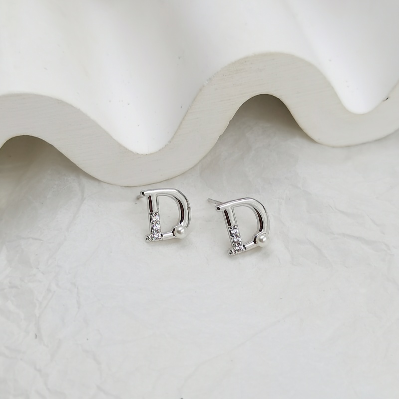 Earring for woman creative letter D earrings with diamonds and pearls senior sense of earrings female fashion personality niche design sense