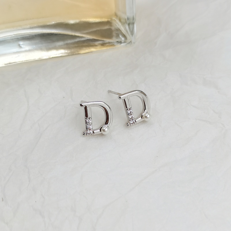 Earring for woman creative letter D earrings with diamonds and pearls senior sense of earrings female fashion personality niche design sense