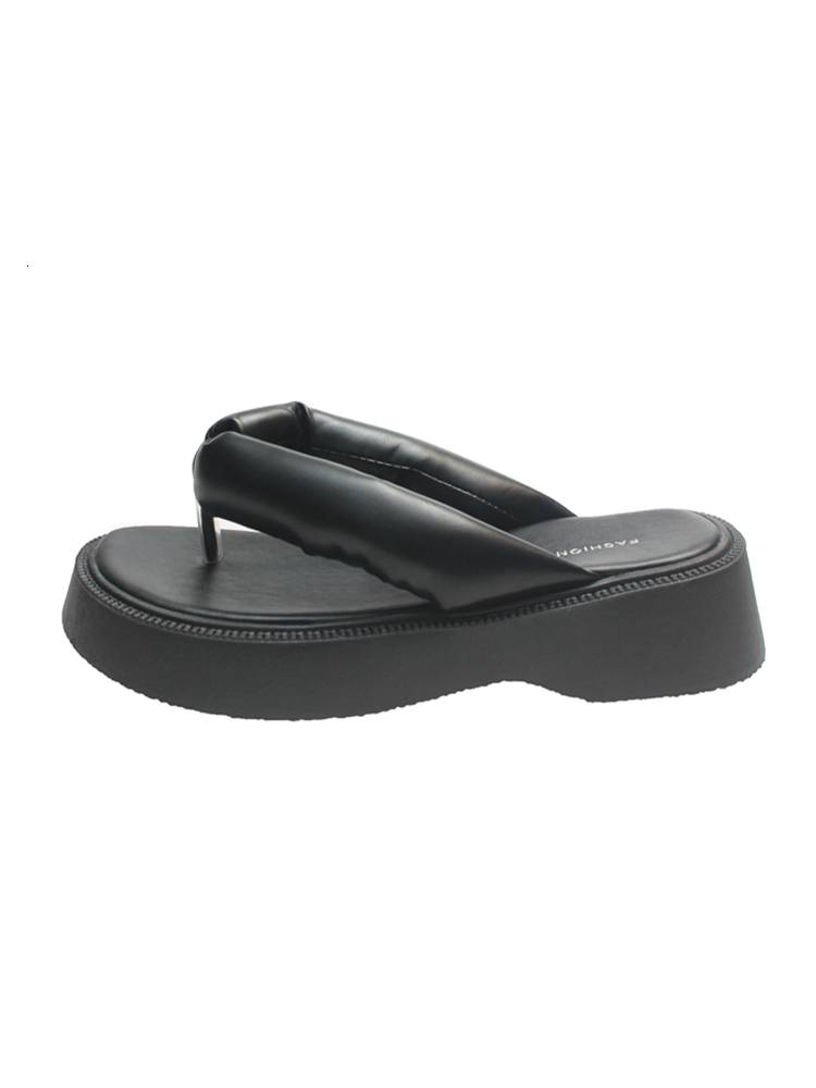 New designer slippers luxury sandals Thick soled flip ps for women's Instagram trend 2024 new summer wear black versatile beach sandals