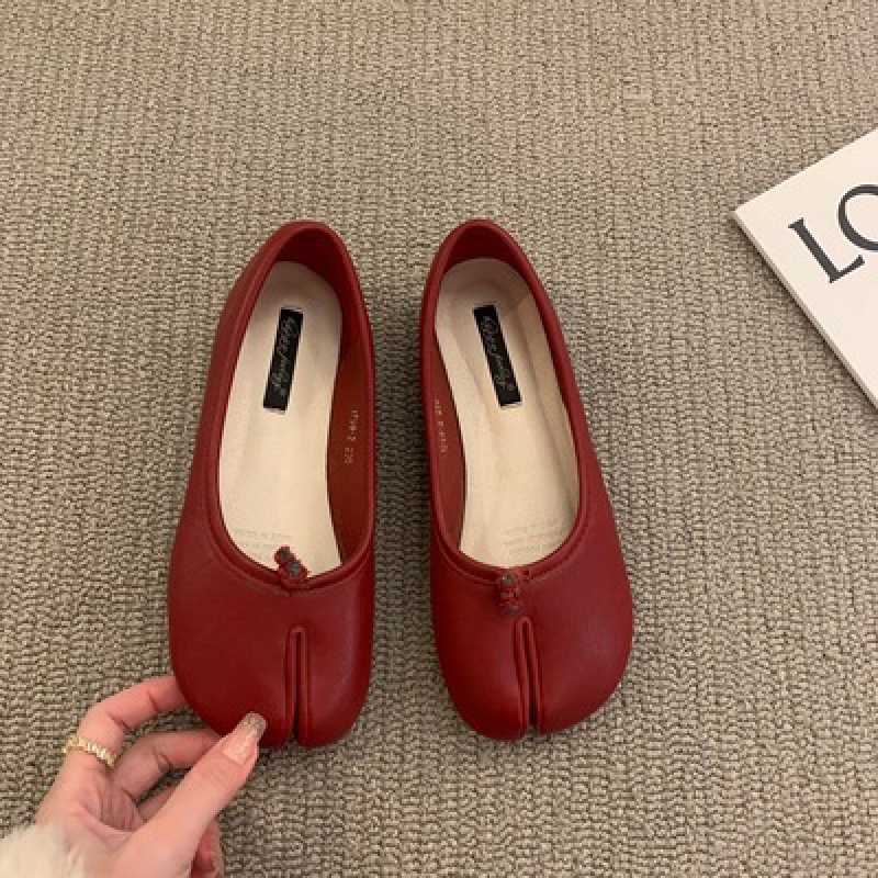 Korean version of one legged red split toe pig hooves, horse hooves, bean shoes, flat bottomed new shallow mouthed ladybug shoes
