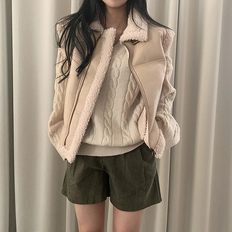 Vintage Pu Leather Vest Women Lamb Wool Sleeveless Jackets Black Waistcoat Winter Streetwear Motorcycle Coats Patchwork Outwear 240918