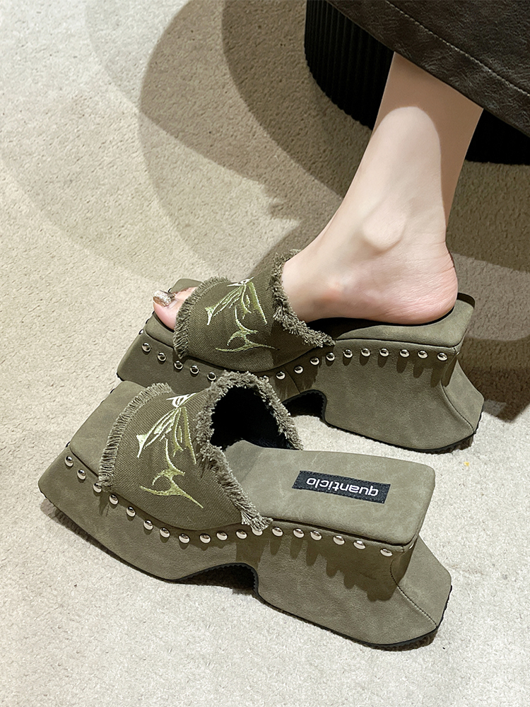 New designer slippers luxury sandals Cool slippers for women wearing out 2024 new high heels, thick soles, spicy girls, sexy square head, rivets, expo