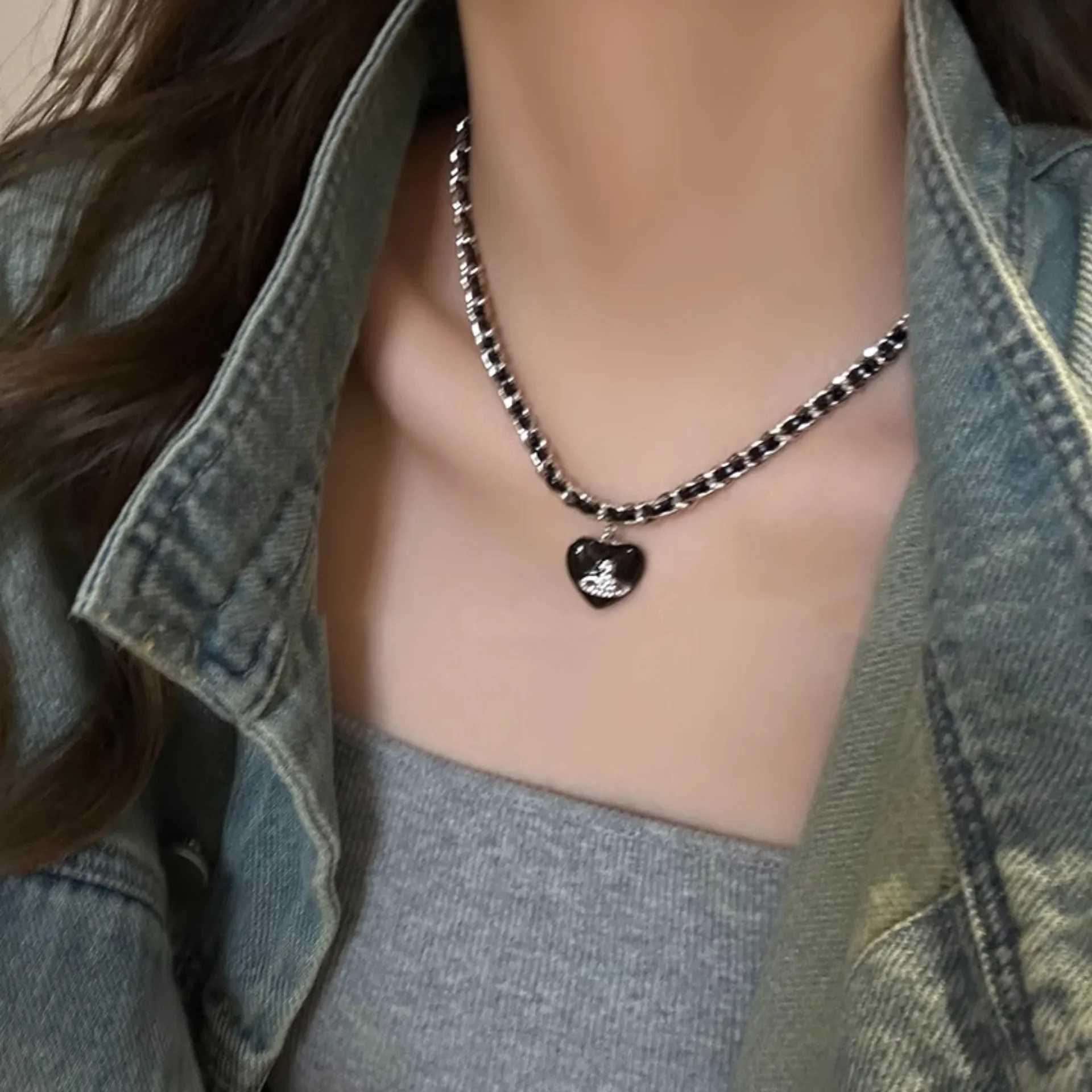 Pendant Necklaces Elegant High-end Feel Black Heart Mars Necklace Womens Sweet Cool Lockbone Chain Knitted Necklace Sweater Chain J240923