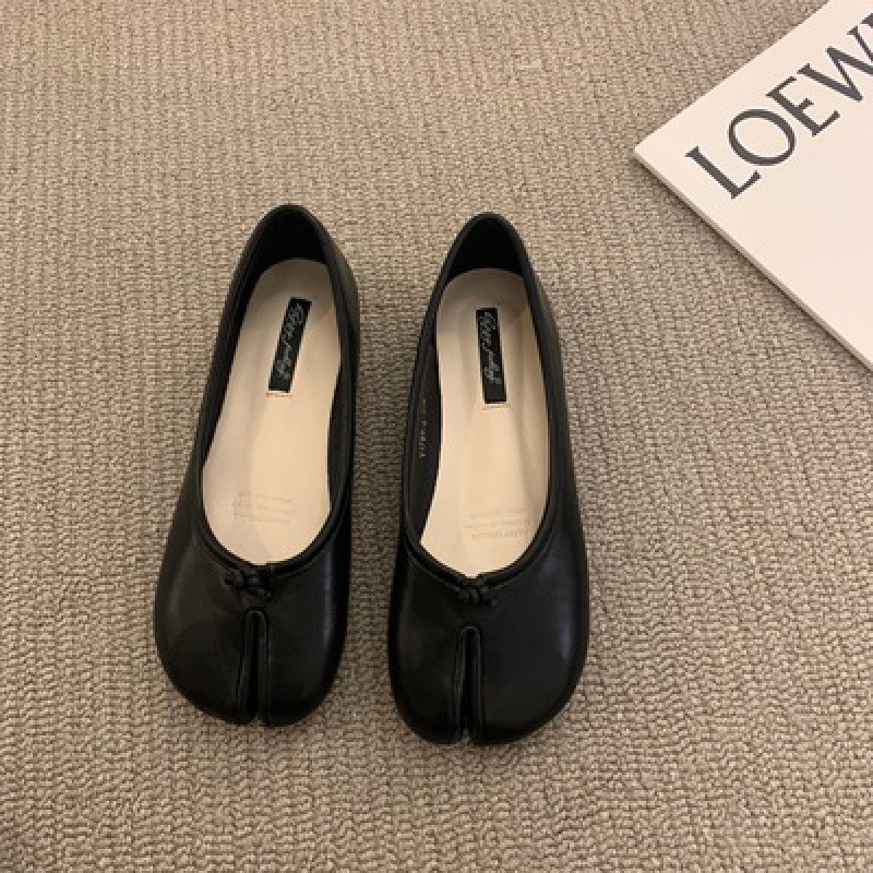 Korean version of one legged red split toe pig hooves, horse hooves, bean shoes, flat bottomed new shallow mouthed ladybug shoes